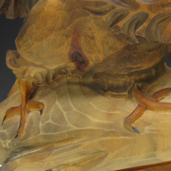 PAIR OF HAND CARVED WOODEN EAGLES. - Picture 5 of 9